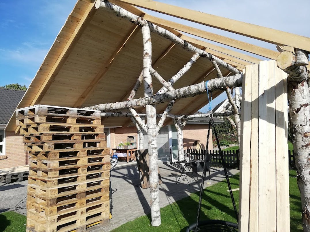 Overdækket terrasse af birketræ Overdækket terrasse af birketræ